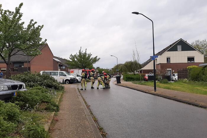 Brandweer doet groot onderzoek door vreemde lucht in riool