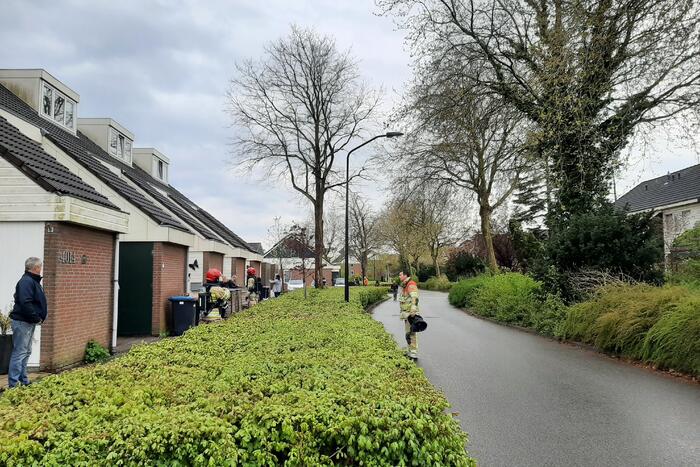 Brandweer doet groot onderzoek door vreemde lucht in riool