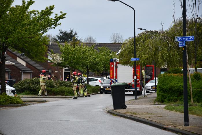 Brandweer doet groot onderzoek door vreemde lucht in riool