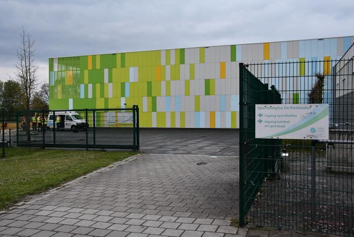 Brandweer doet groot onderzoek door vreemde lucht in riool