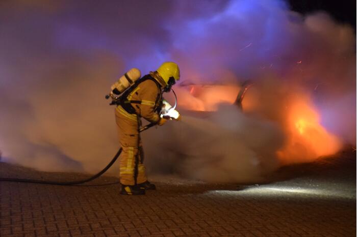 Personenauto volledig uitgebrand op parkeerplaats