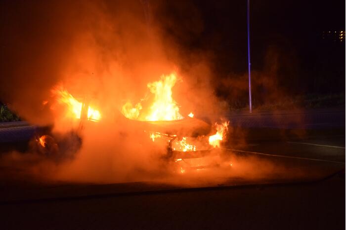 Personenauto volledig uitgebrand op parkeerplaats