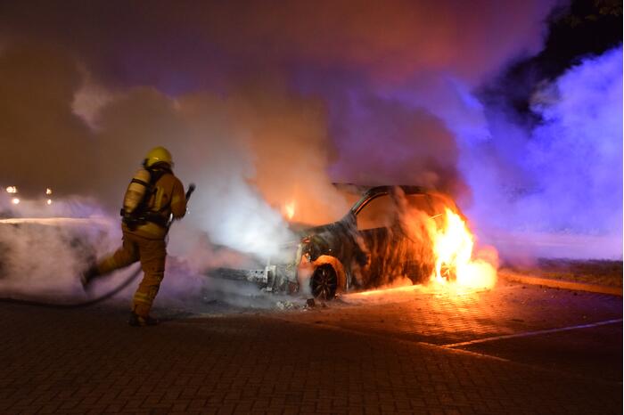 Personenauto volledig uitgebrand op parkeerplaats