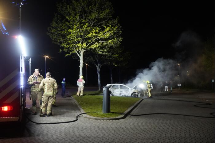 Personenauto volledig uitgebrand op parkeerplaats