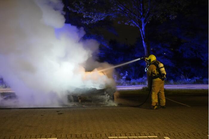 Personenauto volledig uitgebrand op parkeerplaats