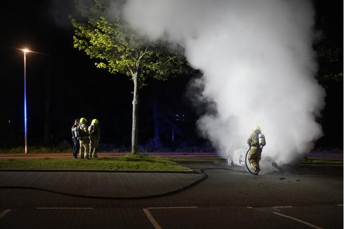 Personenauto volledig uitgebrand op parkeerplaats