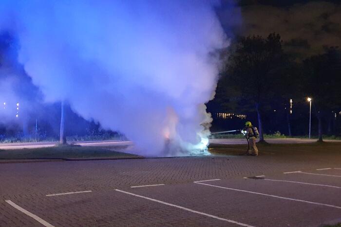Personenauto volledig uitgebrand op parkeerplaats