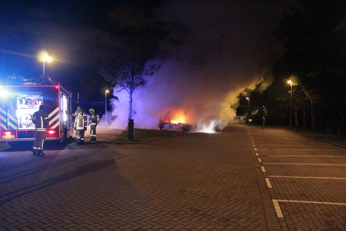 Personenauto volledig uitgebrand op parkeerplaats