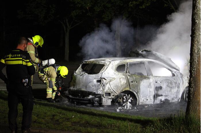 Personenauto volledig uitgebrand op parkeerplaats