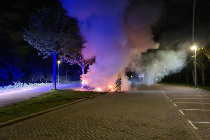 Personenauto volledig uitgebrand op parkeerplaats