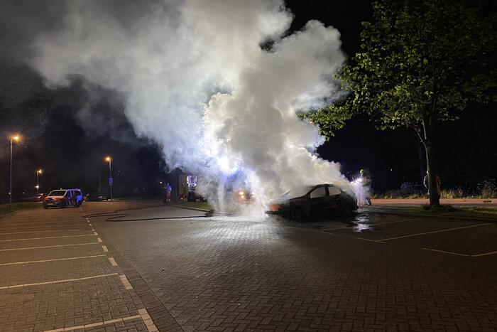 Personenauto volledig uitgebrand op parkeerplaats