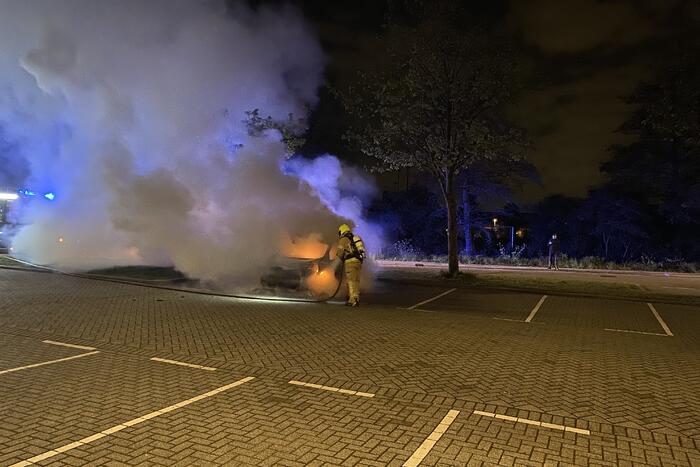 Personenauto volledig uitgebrand op parkeerplaats
