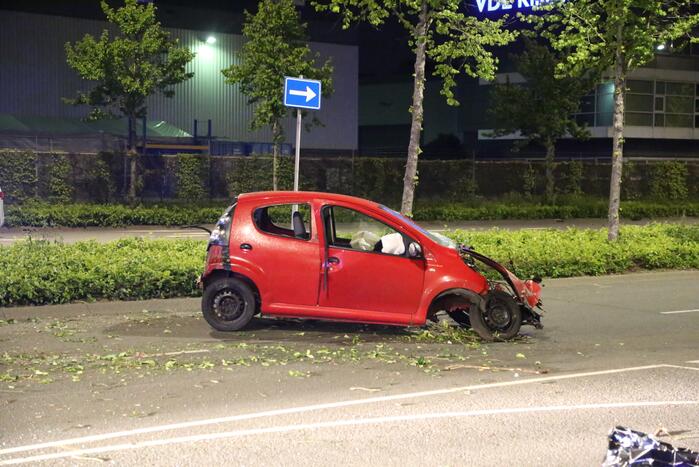 Automobilist knalt op boom na wilde politieachtervolging