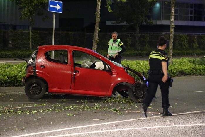 Automobilist knalt op boom na wilde politieachtervolging