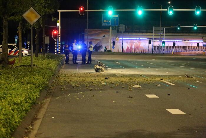 Automobilist knalt op boom na wilde politieachtervolging