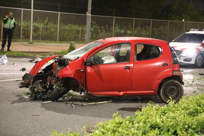 Automobilist knalt op boom na wilde politieachtervolging