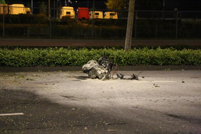 Automobilist knalt op boom na wilde politieachtervolging