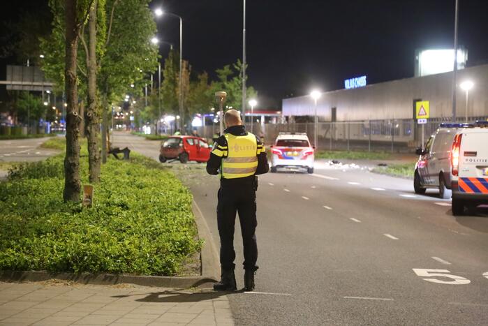 Automobilist knalt op boom na wilde politieachtervolging