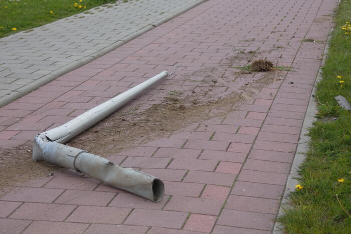 Personenauto raakt door achtervolging in slip en ramt lantarenpalen en verkeersborden