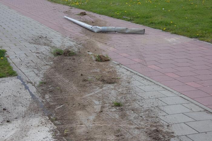 Personenauto raakt door achtervolging in slip en ramt lantarenpalen en verkeersborden