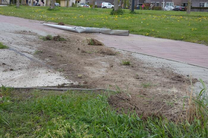 Personenauto raakt door achtervolging in slip en ramt lantarenpalen en verkeersborden