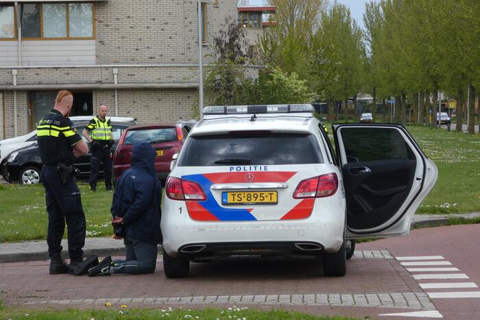 Personenauto raakt door achtervolging in slip en ramt lantarenpalen en verkeersborden
