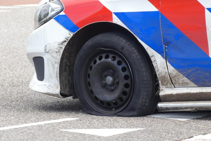 Personenauto raakt door achtervolging in slip en ramt lantarenpalen en verkeersborden