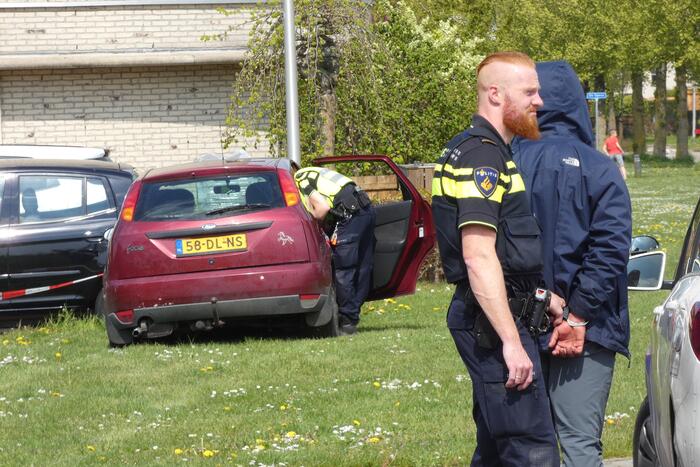 Personenauto raakt door achtervolging in slip en ramt lantarenpalen en verkeersborden