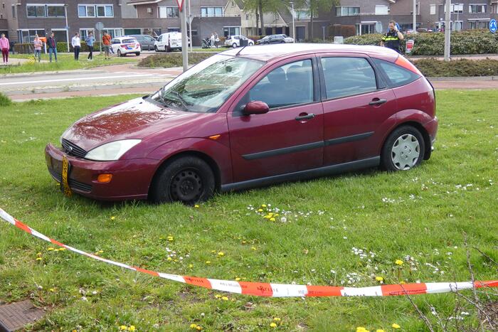 Personenauto raakt door achtervolging in slip en ramt lantarenpalen en verkeersborden