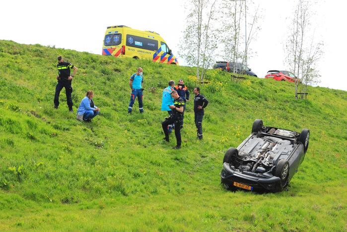 Personenauto raakt van weg en belandt ondersteboven