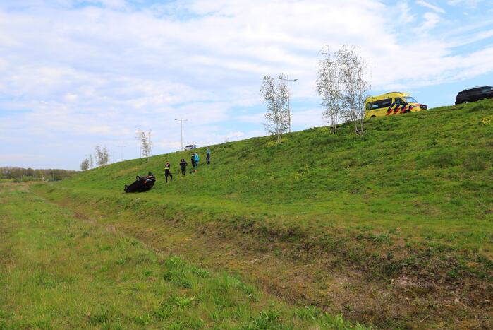 Personenauto raakt van weg en belandt ondersteboven