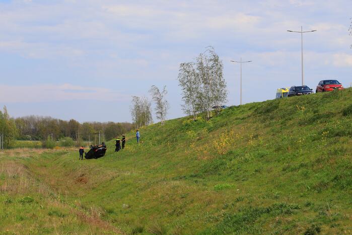 Personenauto raakt van weg en belandt ondersteboven