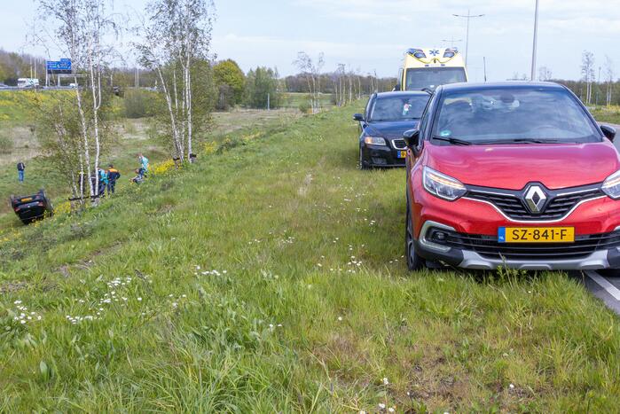 Personenauto raakt van weg en belandt ondersteboven
