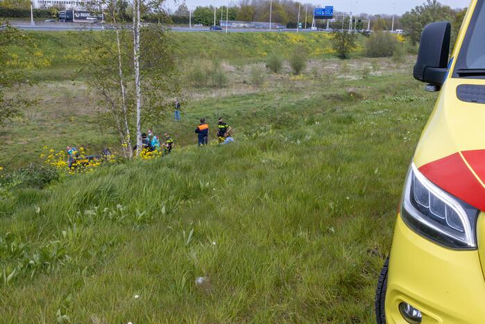 Personenauto raakt van weg en belandt ondersteboven