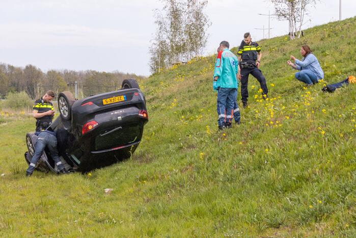 Personenauto raakt van weg en belandt ondersteboven