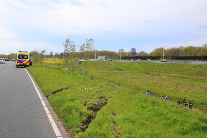 Personenauto raakt van weg en belandt ondersteboven