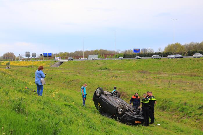 Personenauto raakt van weg en belandt ondersteboven
