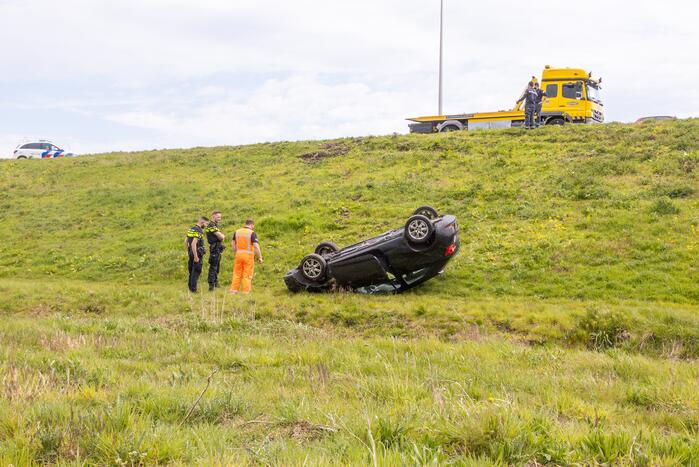 Personenauto raakt van weg en belandt ondersteboven