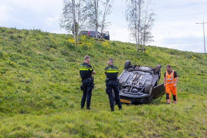 Personenauto raakt van weg en belandt ondersteboven