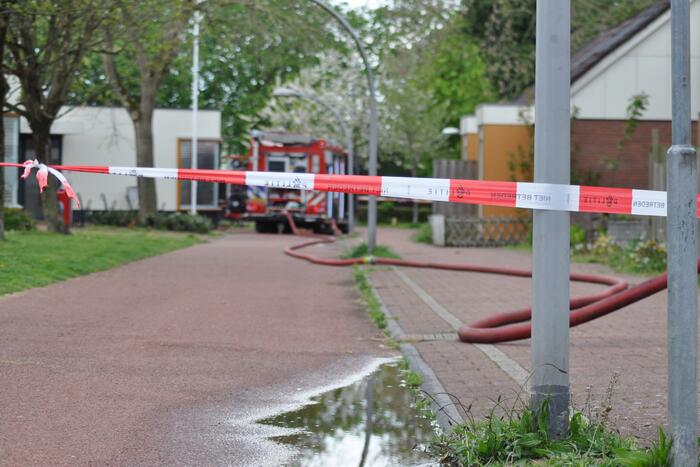 Brandweer druk bezig met doorspoelen van riool