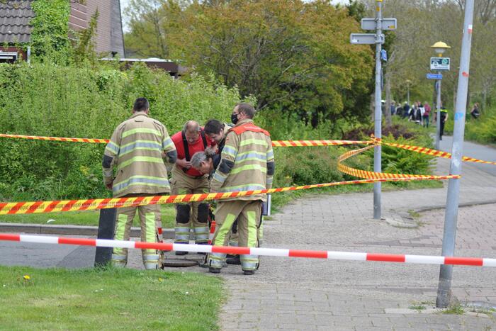 Brandweer druk bezig met doorspoelen van riool