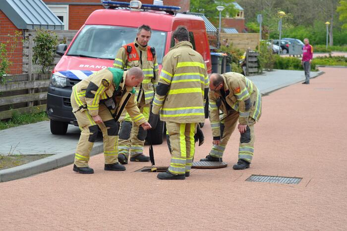 Brandweer druk bezig met doorspoelen van riool