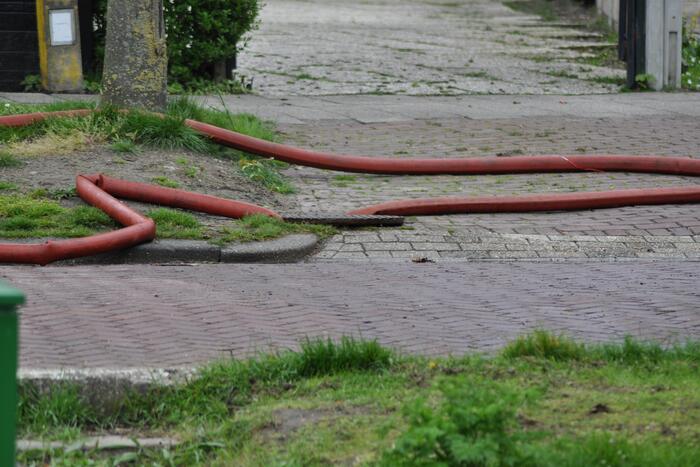 Brandweer druk bezig met doorspoelen van riool