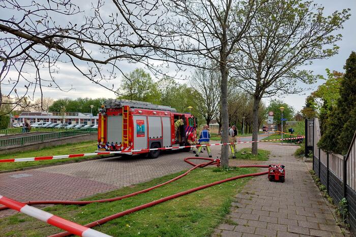 Brandweer druk bezig met doorspoelen van riool