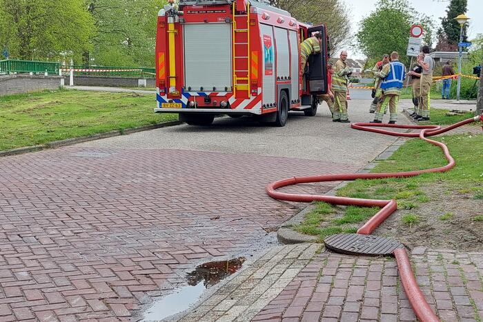 Brandweer druk bezig met doorspoelen van riool