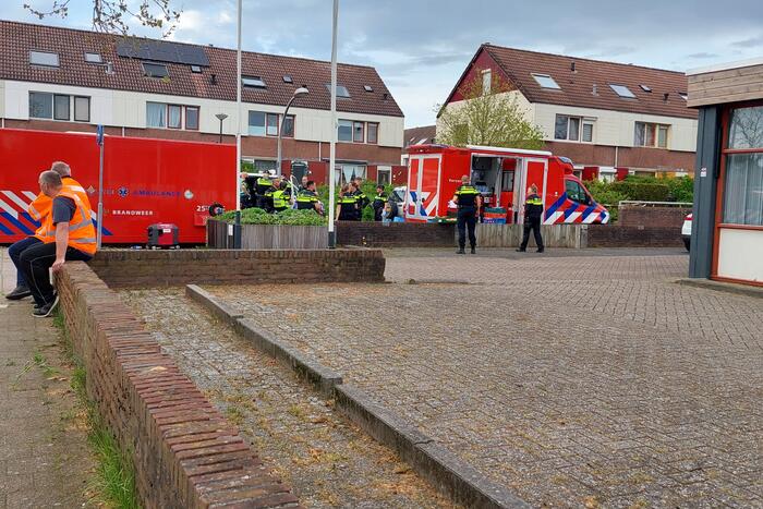 Brandweer druk bezig met doorspoelen van riool