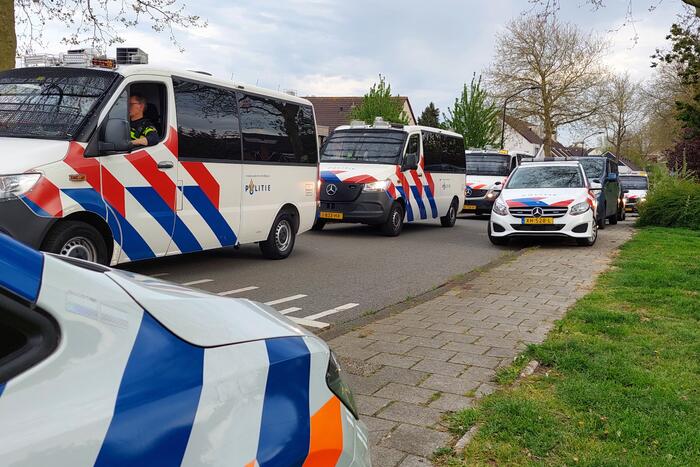 Brandweer druk bezig met doorspoelen van riool