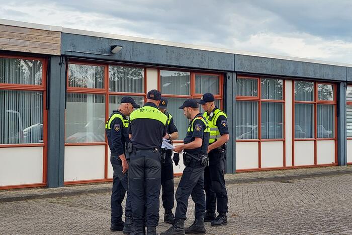 Brandweer druk bezig met doorspoelen van riool