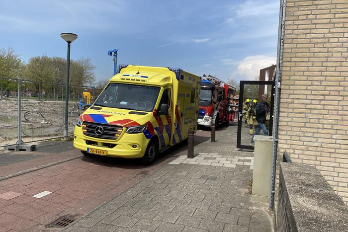 Brandweer blust brand in keuken van appartementencomplex