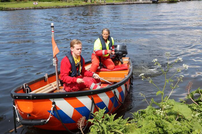 Brandweer haalt tas en bril uit water